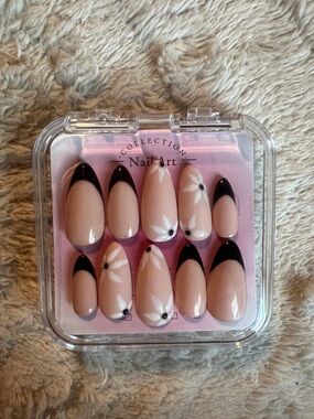 Nail Art Press-On Set in Nude with Black Tips and White Floral Detail